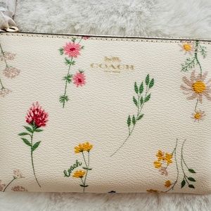 NEW COACH Corner zip wristlet flower print. No flaws